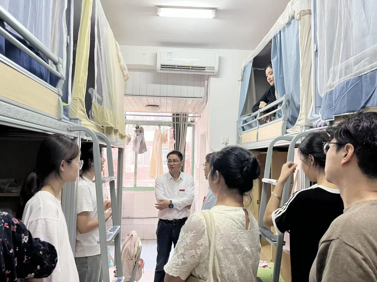 校领导看望新生